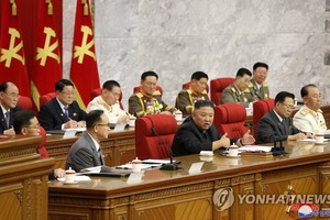 朝鮮勞動黨第八屆中央委員會第三次會議，金正恩坐在主席台正中央講話。（圖源：韓聯社/朝中社）