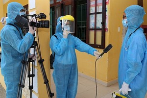 記者在隔離區進行採訪。（示意圖源：阮安然）