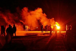 午夜時分，執法者與狂歡派對參與者發生衝突，衝突持續了約7小時，直至19日早晨。（圖源：互聯網）