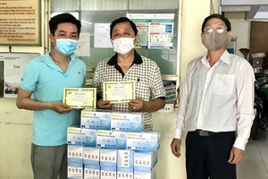 第六郡紅十字會副主席范玉成（右一）向李國威（中）與曾廣健頒發感謝書。