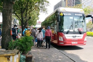 圖為一輛駛入市區並停留在奠邊府街上的臥鋪客車。（圖源：明軍）