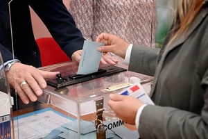 當地時間6月20日，法國大區和省議會選舉第一輪投票開始，位於各大城市的投票站於8時開放。（圖源：互聯網）