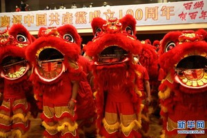 6月20日，香港市民在舞獅慶賀。（圖源：新華社）