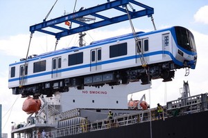 列車從貨船上卸下。（圖源：光定）