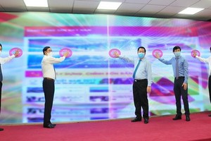 《越南共產黨電子報》新版面和應用程式亮相儀式。（圖源：潘草）