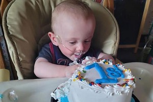 哈欽森提早出生131天，僅340公克，一度被認為不可能存活。但今年6月5日，哈欽森迎來第一個生日。（圖源：推特）