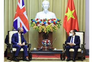 國家主席阮春福（右）接見英國第一大臣多明尼克‧拉布。（圖源：VOV）
