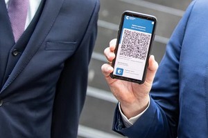 德國疫苗護照以手機App上的QR Code證明持有人接種完畢。（圖源：EPA）