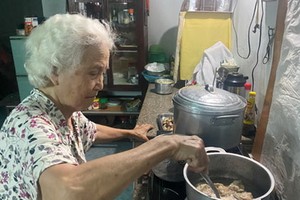 三媽準備飯菜派發給流浪者。