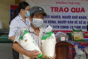 “愛心米車”疫情送暖