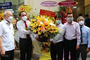 市委書記阮文年祝賀市新聞工作者協會