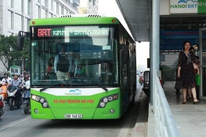 本市加快１號快捷巴士線建設進度。圖為河內市的一輛快捷巴士。（圖源：海阮）