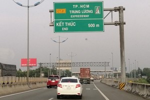 在本市-忠良高速公路暫停收費之後，車流量劇增導致違反交通安全規定的情況加劇。