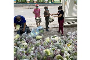 向第一郡姑江坊居家隔離民戶發送食物。