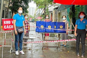 市工會組織代表向正受隔離的勞工贈送輔助禮物。