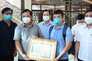 一名醫護人士榮獲政府總理獎狀。（圖源：越通社）