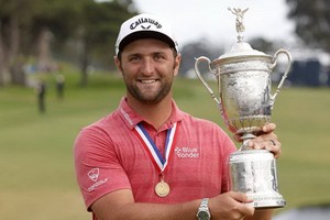 在本月20日進行的美國高爾夫公開賽最後一輪的爭奪中，西班牙名將拉姆以67桿、低於標準桿4桿的成績收官，最終以四輪278桿、低於標準桿6桿的總成績收穫冠軍，這也是他職業生涯第一個高爾夫大滿貫冠軍。（圖源：互聯網）