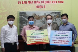 萬盛發集團代表向第五郡領導移交善款。