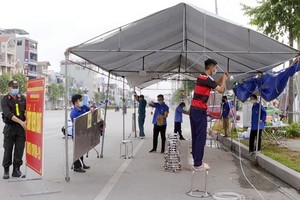 6月24日上午，北江市職能力量進行拆卸一個臨時檢疫點。（圖源：俊輝）