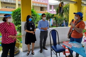 市越南祖國陣線委員會主席蘇氏碧珠（左一）親往視察舊邑郡的一個新冠疫苗接種地點。（圖源：淮南）