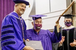 97 歲老兵完成大學學位