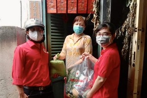 第六郡紅十字會職員贈送物資予華人貧戶。