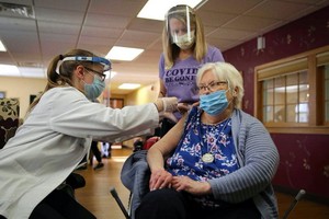 美國艾奧瓦州一家養老院內，一位居民正在接種新冠疫苗。（圖源：AP）