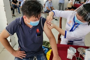 萬成公司員工在接種新冠疫苗。