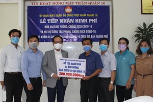 張豐裕先生(左三)代表萬盛發集團向第十郡越南祖國陣線委員會移交善款。