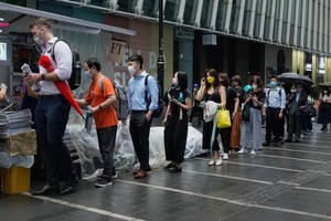 再見香港《蘋果日報》　民眾排隊買報