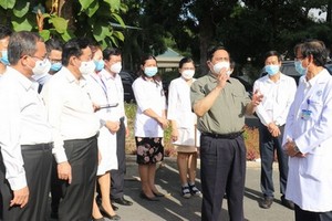 范明政總理與平陽省全科醫院的醫生和醫護人員交談。（圖源：春忠）