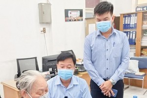 阮氏草老大娘（77歲，家住第五郡第六坊）向新冠疫苗基金會捐款。