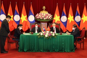 總書記阮富仲和老撾人民革命黨中央總書記通倫‧西蘇里見證了兩國之間合作文件的簽署儀式。（圖源：越通社）