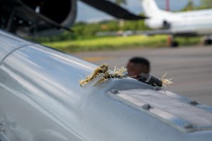 這是6月25日在哥倫比亞東北部北桑坦德省省會庫庫塔拍攝的哥倫比亞總統杜克所搭乘的直升機上的槍孔。 （圖源： 新華社）