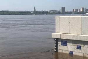 布拉戈維申斯克市附近阿莫爾河水位當日超過警戒水位線，達到854釐米。（圖源：互聯網）