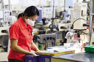 位於和平省的越南R Technical公司生產透鏡一瞥。