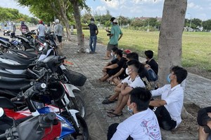 被抓捕的飆車族及摩托車。（圖源：警方提供）