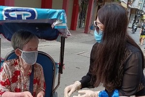 市震傷矯形醫院醫生葉世華其妻阮氏絨向兜售彩票者贈送輔助金。