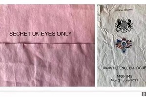 英國國防部的一批機密文件在肯特郡巴士站旁被發現。（圖源：BBC）