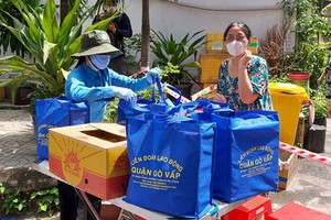 舊邑郡勞動聯團代表向因新冠肺炎疫情而被封鎖的區域貧困勞工贈送禮物。