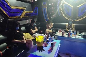 職能力量對該卡拉OK店進行突檢時的現場。（圖源：N.N）