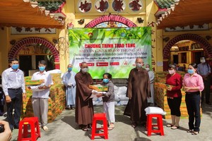 組委會向３個貧困戶贈送救濟物資。