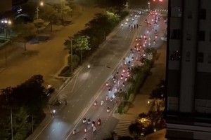 29日凌晨，數百名飆車徒聚集在阮友壽街上賽車。（圖源：視頻截圖）