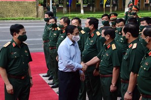 政府總理范明政與國防幹部交談。（圖源：VOV）