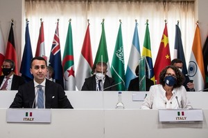 6月29日，二十國集團輪值主席國意大利外長迪馬約在意大利馬泰拉主持會議。（圖源：新華社）