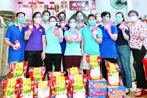梁柳嬋(右)向部分職工們贈送禮物。