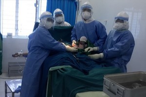 手術團隊為產婦進行剖腹產手術，順利產下一名3公斤女嬰。（圖源：德明）