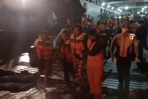 獲救的人員被送上岸。（圖源：互聯網）