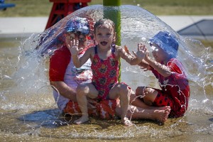 當地迎來高溫，民眾戲水消暑。（圖源：互聯網）