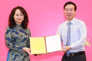 黨中央書記處常務書記武文賞（右）向新任黨中央辦公廳副主任林氏芳清頒授人事委任《決定》。（圖源：越通社）